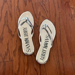 Very cute Sam & Libby flat thong sandals.